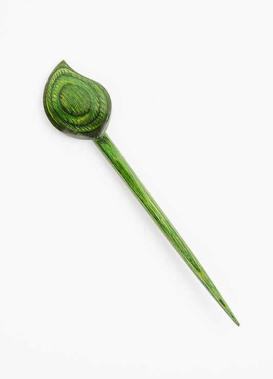 A green wooden stick with a leaf, designed as a simple accessory for shawls or hair, made from colorful beech wood.