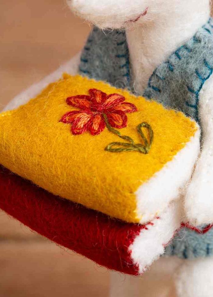 Corinne Lapierre Little Mouse The Librarian Felt Craft Mini Kit