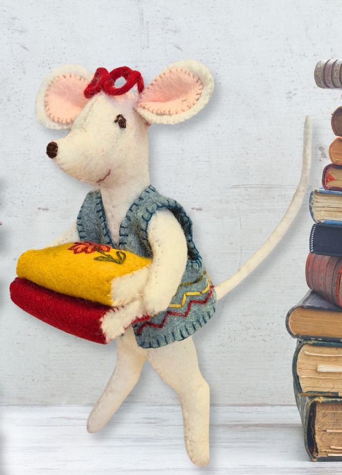Corinne Lapierre Little Mouse The Librarian Felt Craft Mini Kit