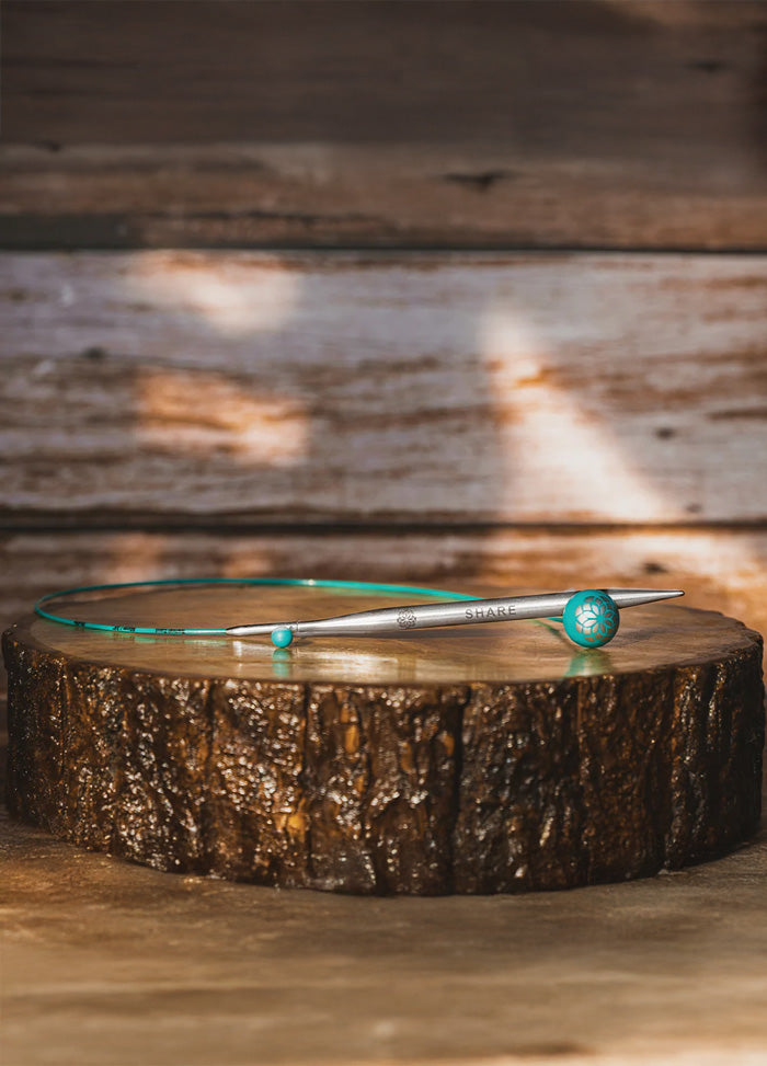  A wooden table features a blue knitting cable on its surface, emphasizing a neat and uncluttered appearance.