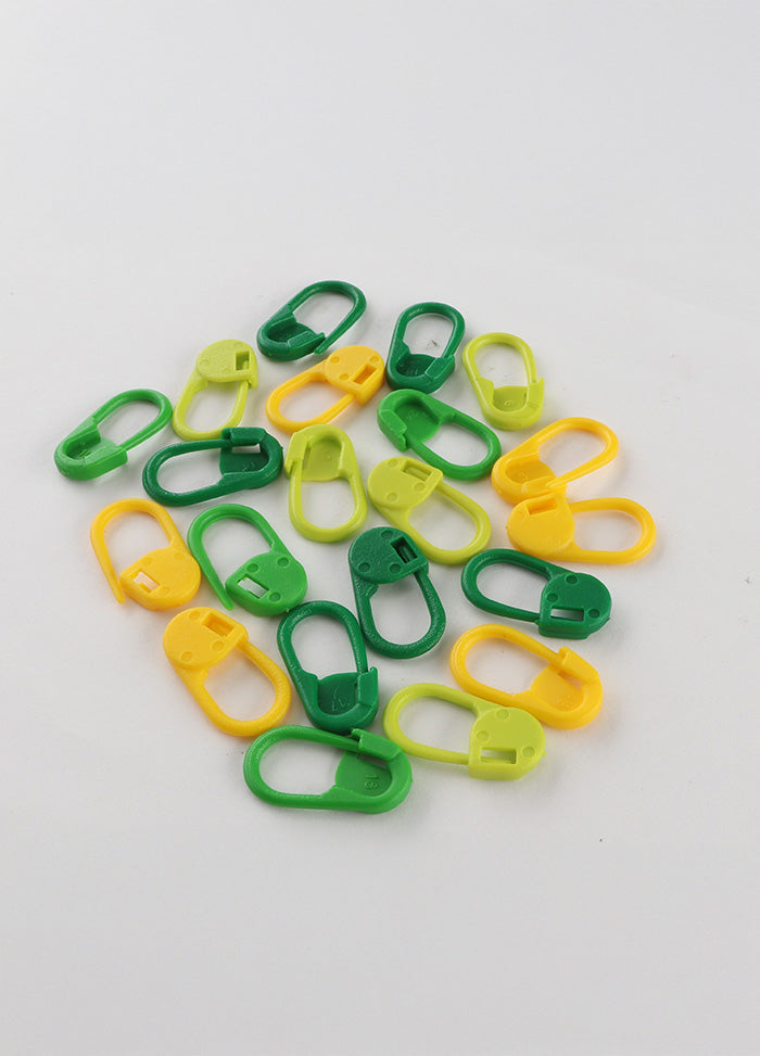 Bright yellow and green plastic rings, 30 stitch markers for knitting and crochet, ideal for marking patterns and stitches.
