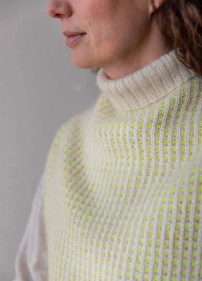Fonkel Collar: high knitted collar with alternating rows of white and light yellow-green in a textured pattern.