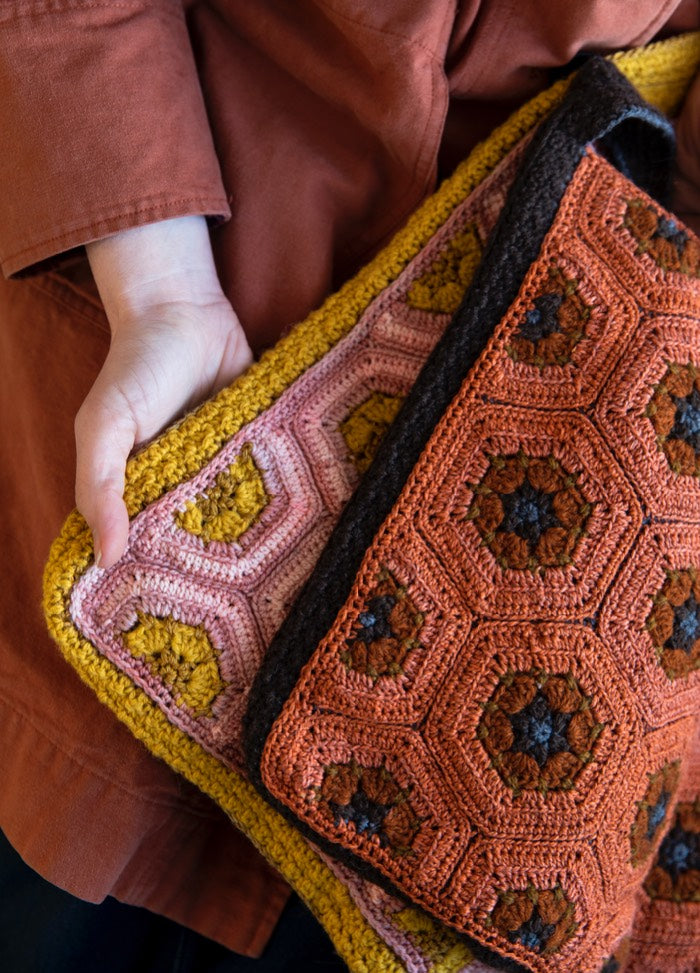 Papaver Bag: multicolored crocheted bag with hexagonal motifs in orange, brown, pink, yellow, and black.
