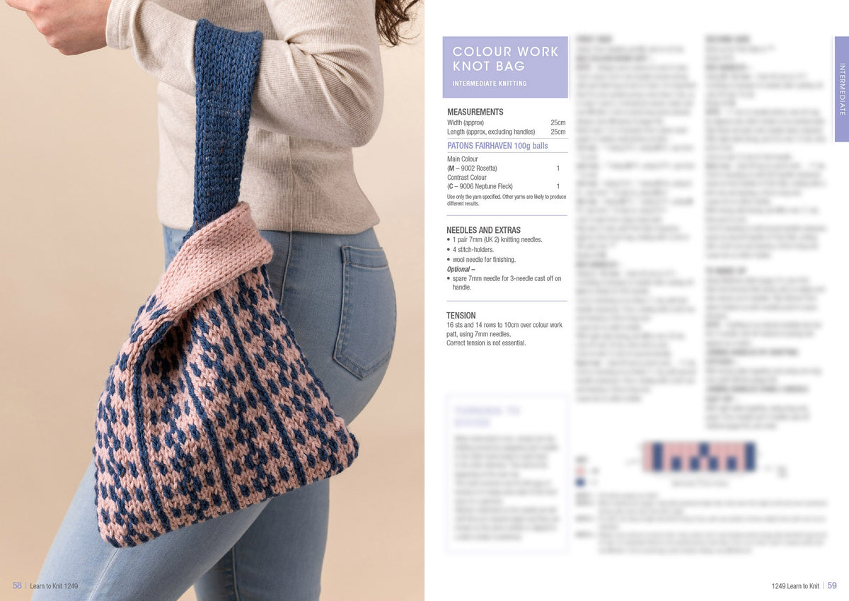 A person wearing a beige sweater and blue jeans holds a knitted knot bag with a blue and pink geometric pattern. The right side shows knitting instructions.