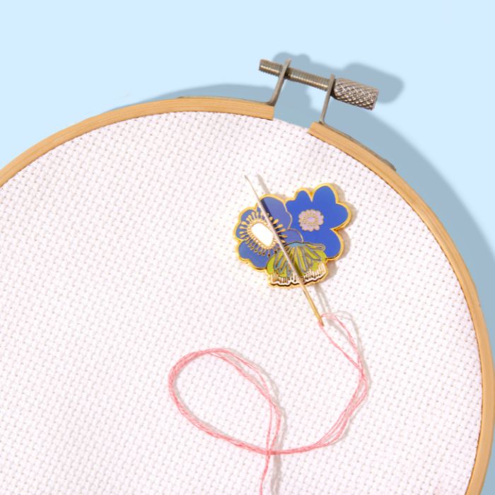 SOHMO Blue Blooms Magnetic Needle Minder