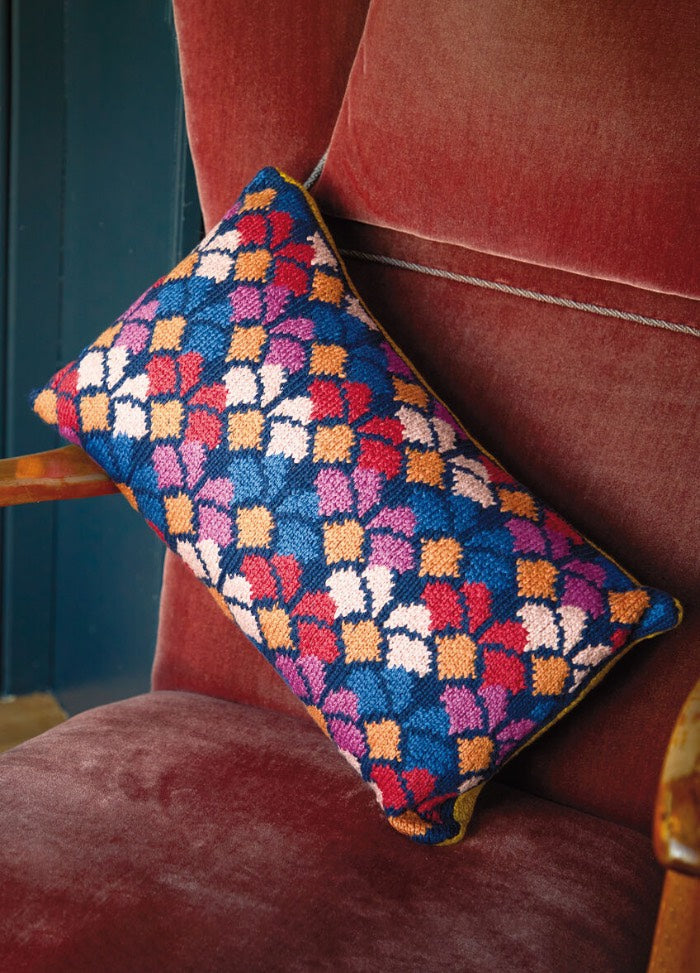 Vesla cushion with a striking fan‚Äëpattern front and optional checkerboard‚Äëinspired back; worked in Softyak DK.